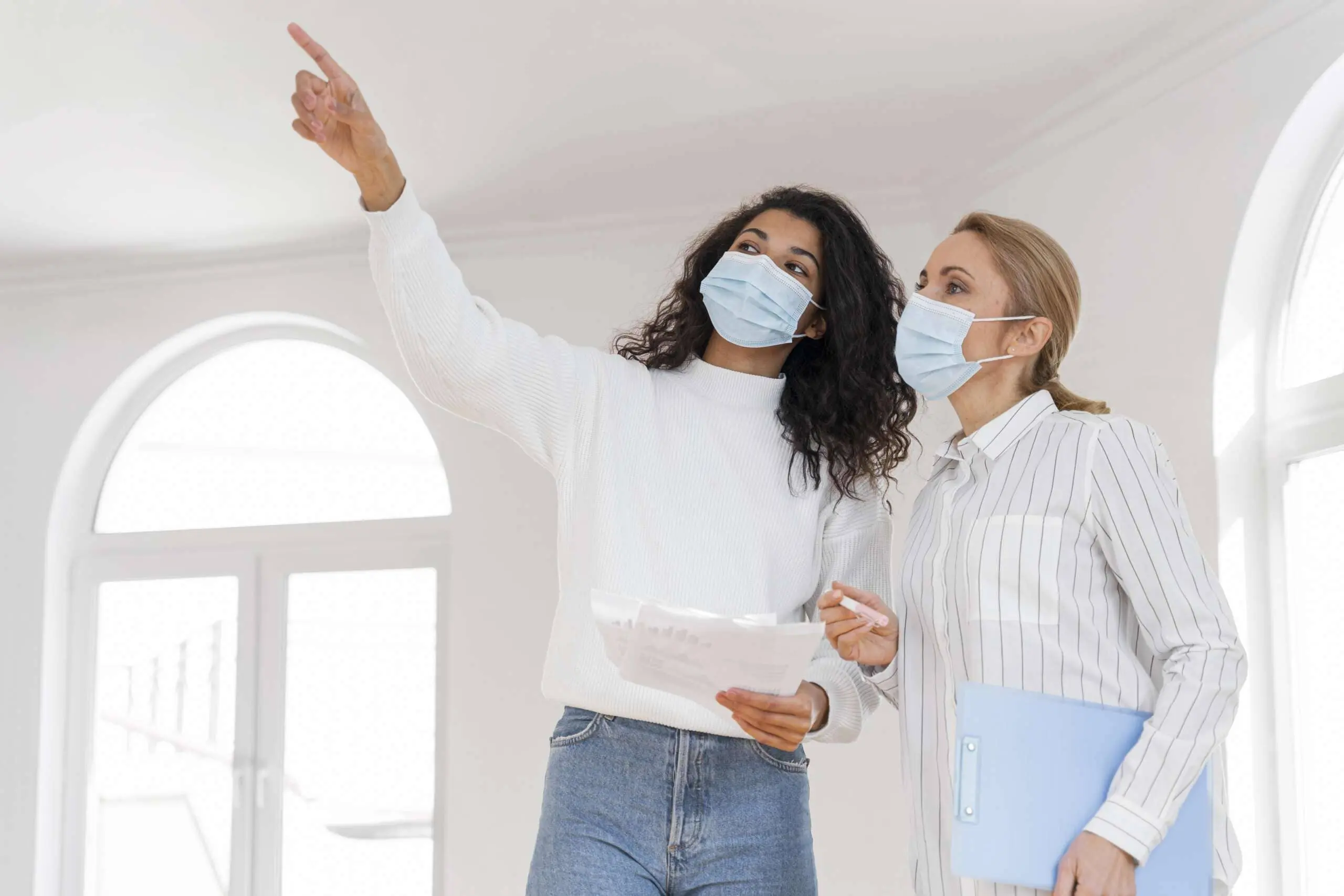 Deux femmes discutent de rénovation intérieure.