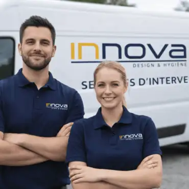 Deux personnes devant un véhicule utilitaire.