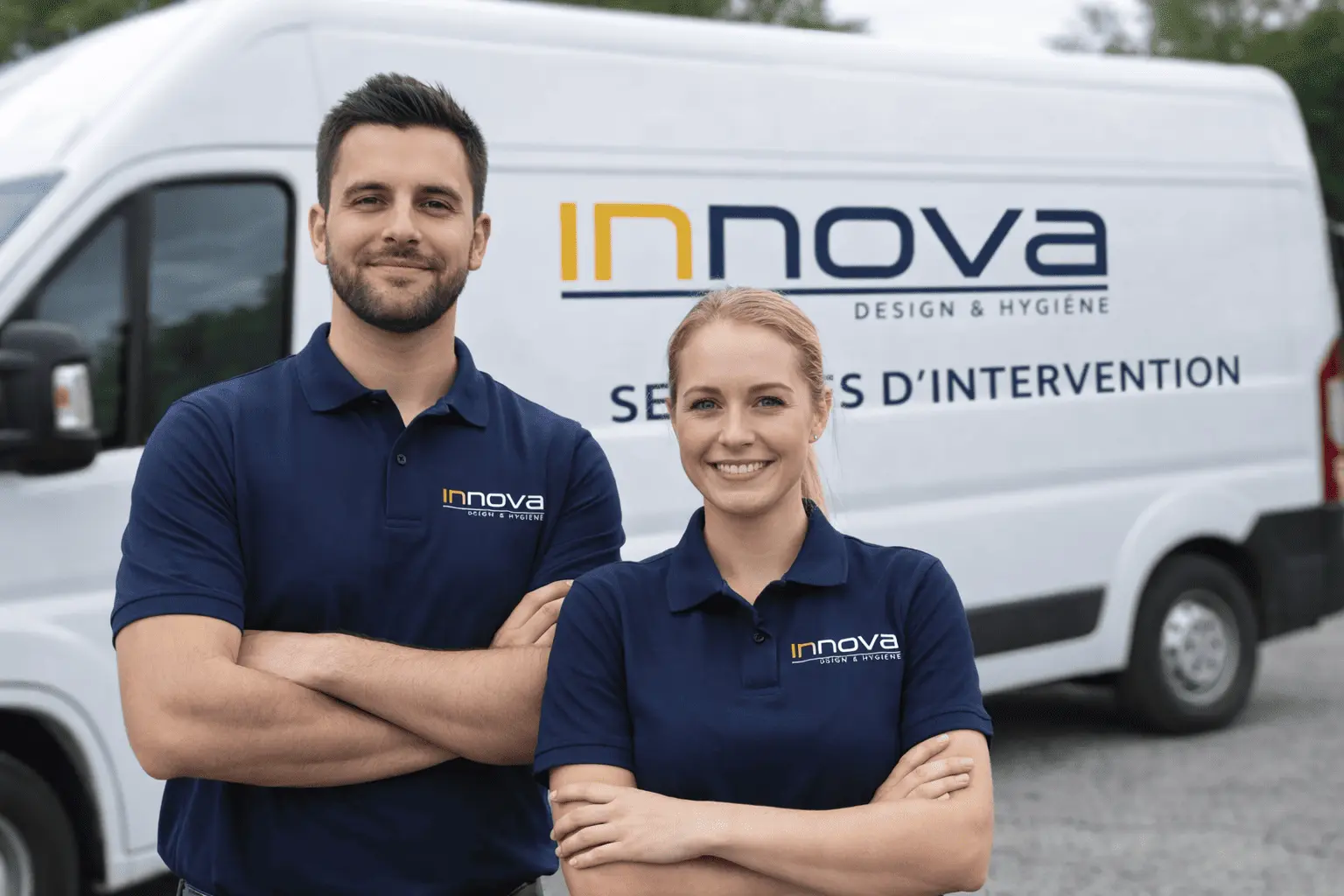 Deux personnes devant un véhicule utilitaire.